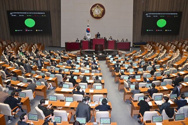 [사설] 野 필리버스터에 與 내란재판부법 강행… 정치 실종 민낯