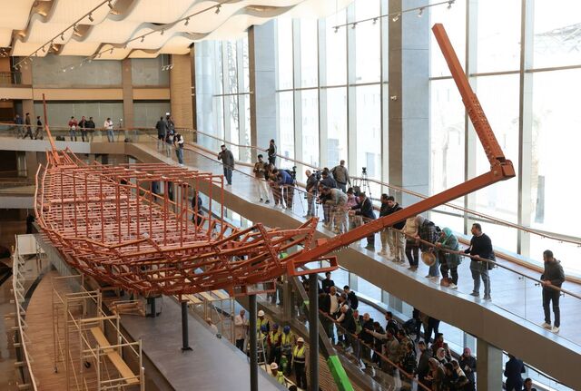 기자 피라미드 인근 이집트 대박물관에서 23일(현지시간) 관람객들이 지켜보는 가운데 4500여년 전 쿠푸왕의 부장품으로 추정되는‘태양의 배’복원 작업이 진행되고 있다.로이터연합뉴스