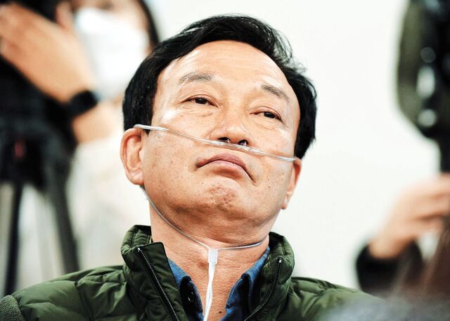 휴대용 산소발생기를 착용한 가습기살균제 피해자가 2020년 2월 서울 중구 포스트타워에서 사회적참사특별조사위원회의 조사 결과 발표를 듣고 있다. 정부는 24일 가습기살균제 사건을 