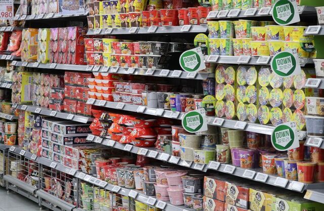 서울 시내 대형마트에 라면 판매대 모습.연합뉴스