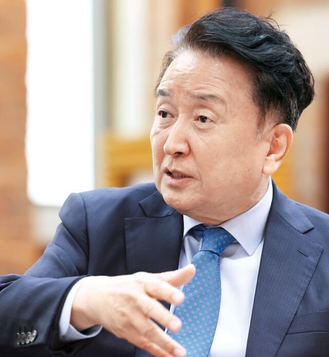 김영환 충북지사가 지난 17일 도청 대회의실에서 가진 국민일보와의 인터뷰에서 내년 도정 운영 방향 등에 대해 설명하고 있다. 김 지사는 내년 6월 지방선거에서 충북지사 재선에 도전할 생각이라고 밝혔다. 충북도 제공