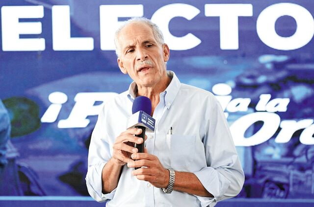 온두라스 우파 야당 대선 후보 나스리 아스푸라가 투표 이튿날인 지난 1일(현지시간) 수도 테구시갈파에서 기자회견을 하는 모습.아스푸라는 24일 당선이 확정됐다.AFP연합뉴스