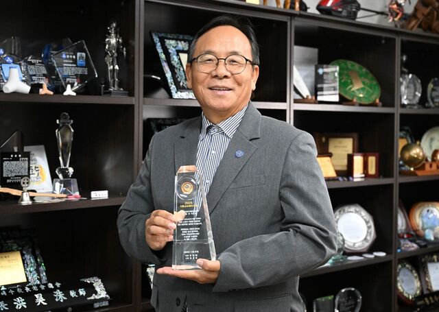 ㈔청소년중독예방운동본부 이사장인 홍호수 목사가 최근 서울 양천구 본부 사무실에서 2025 기독교브랜드 대상 수상패를 들어 보이고 있다. 신석현 포토그래퍼