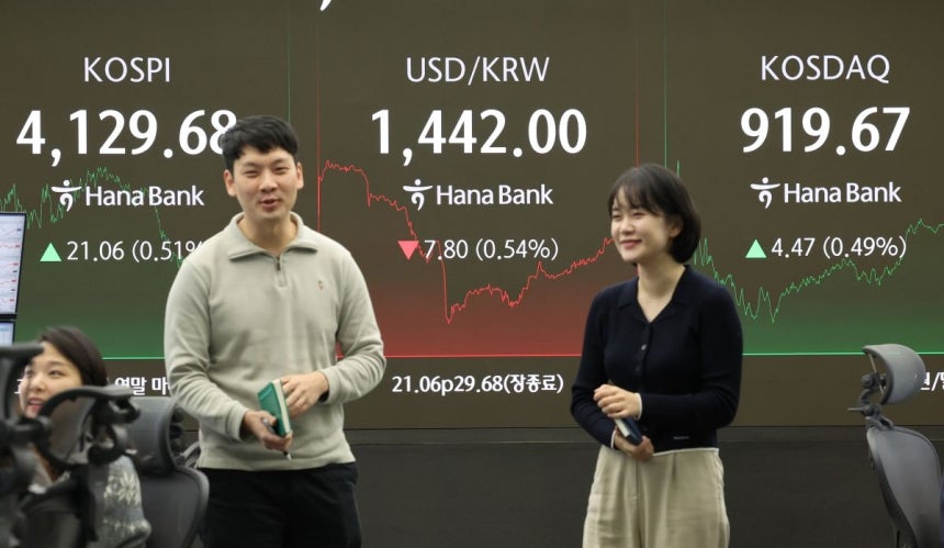 26일 서울 중구 하나은행 딜링룸에서 딜러들이 대화하고 있다.사진 연합뉴스.