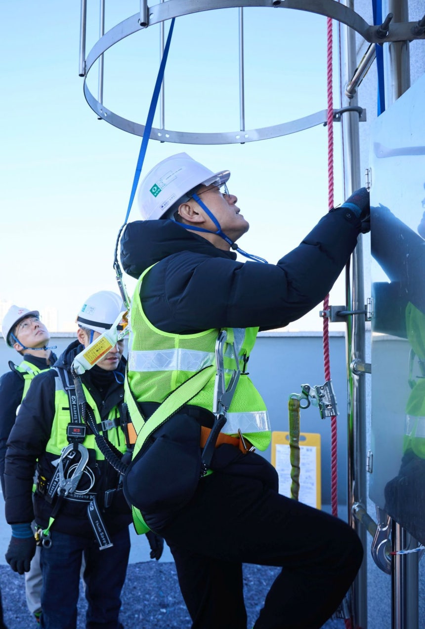 정재헌 SKT 최고경영자가 기지국 설치 작업 현장에 올라가고 있다.SK텔레콤 제공