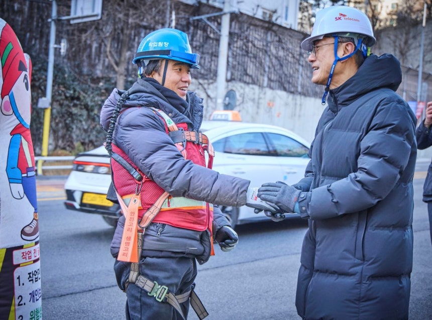  정재헌 SKT 최고경영자가 광케이블 접속 작업 현장에서 직원들을 격려하고 있다.SK텔레콤 제공