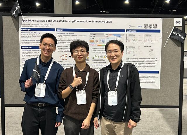 데이터센터 외부의 소비자급 그래픽처리장치(GPU)를 활용해 대형언어모델(LLM) 인프라 비용을 낮추는‘스펙엣지’기술을 개발한 한국과학기술원(KAIST) 전기및전자공학부 한동수 교수 연구팀이 기념촬영을 하고 있다.