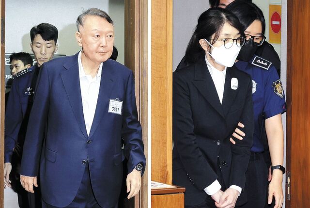 윤석열 전 대통령이 지난 9월 26일 서울 서초구 서울중앙지방법원에서 열린 직권남용권리행사방해 등 혐의 첫 재판에 출석하고 있다.오른쪽 사진은 김건희 여사가 지난 9월 24일 서울중앙지방법원에서 진행된 자본시장법 