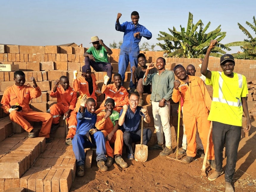 2023년 5월 박희용 선교사가 말라위 현지인 청년들과 공사 현장에서 기념촬영을 하고 있다.박 선교사 제공