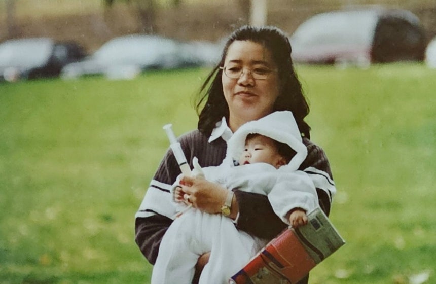 1999년 박희용 유성희 선교사 부부의 딸 은지양이 심장수술을 하기 전 유 선교사와 함께 한 모습.