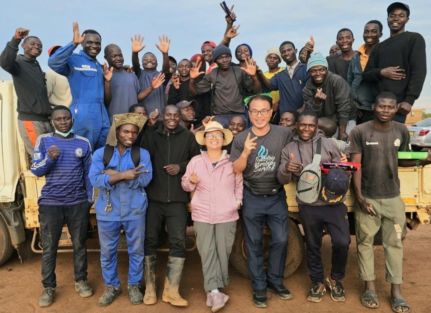 2022년 10월 PAF 센터 건축 초기에 박희용 유성희 선교사 부부가 PAF센터 기술학교 청년 일꾼들과 함께 하고 있다.