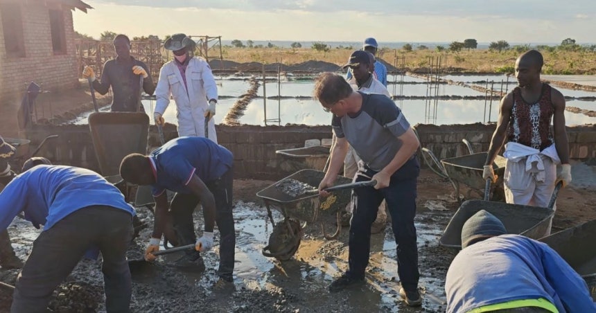 박희용 선교사가 2023년 9월 말라위 청년 일꾼들과 카페테리아 건설 현장에서 일하는 모습