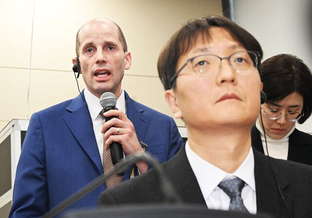 해롤드 로저스(왼쪽) 쿠팡 대표가 31일 국회 과학기술정보방송통신위원회에서 이틀째 열린 쿠팡 청문회에 출석해 답변하고 있다. 앞쪽은 박대준 전 쿠팡 대표. 최현규 기자