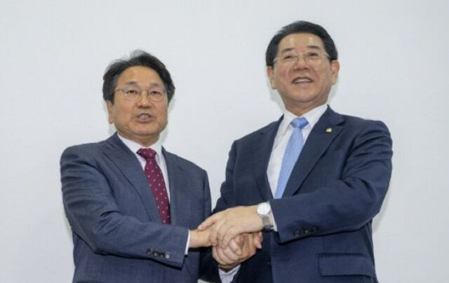 지난 2023년 강기정 광주시장과 김영록 전남지사가 광주 군공항 이전 관련 공동 합의문 발표 후 두 손을 맞잡고 있는 모습.광주광역시 제공