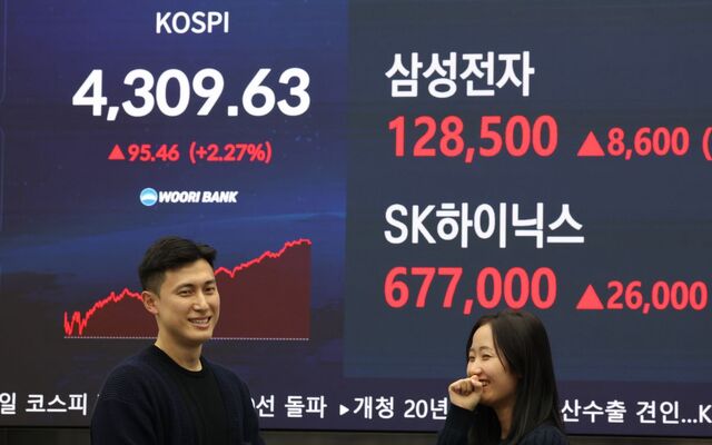 ‘붉은 말의 해’2026년 증시 개장일인 2일 코스피가 전 거래일보다 2.27% 오른 4309.63을 기록해 사상 처음으로 4300선을 돌파했다.서울 중구 우리은행 딜링룸 현황판에 코스피와 삼성전자,SK하이닉스