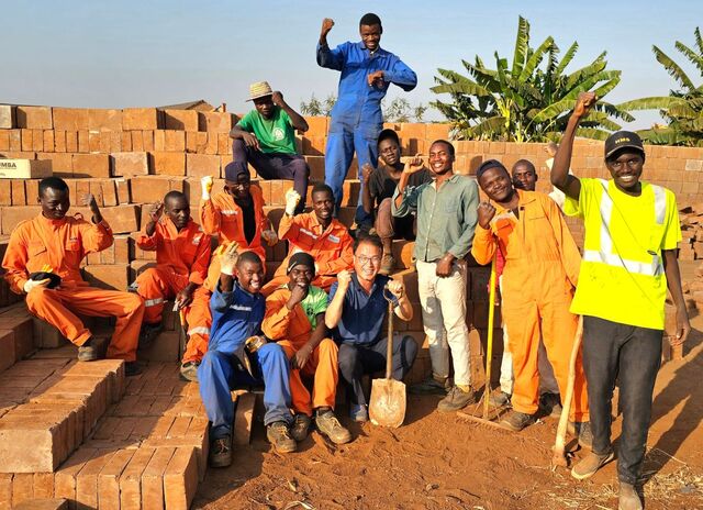 박희용(앞줄 왼쪽 세 번째) 선교사가 2023년 5월 말라위 릴롱궤의 PAF센터 건축 현장에서 현지 청년들과 작업을 마친 뒤 파이팅을 외치고 있다.박 선교사 제공