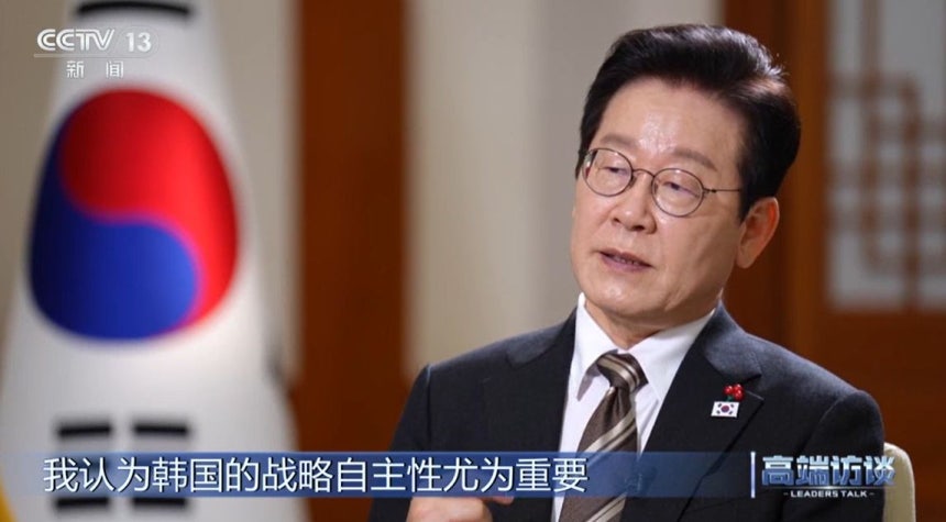 이재명 대통령이 중국 국빈 방문에 앞서 중국 국영방송인 CCTV와 인터뷰 하고 있다. CCTV 캡처