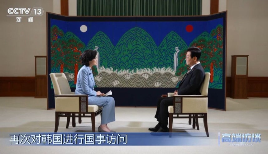 이재명 대통령이 중국 국빈 방문에 앞서 중국 국영방송인 CCTV와 인터뷰 하고 있다. CCTV 캡처