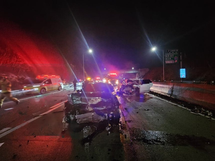 4일 오전 1시23분쯤 전북 고창군 고수면 우평리 서해안고속도로 상행선 고창 분기점 인근에서 차량 3대가 잇따라 부딪히는 사고가 발생했다.전북소방 제공