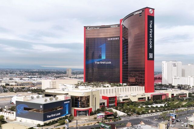 리조트월드 호텔 전면에 삼성전자의 CES 2026 옥외광고가 화려하게 펼쳐지고 있다.삼성전자 제공