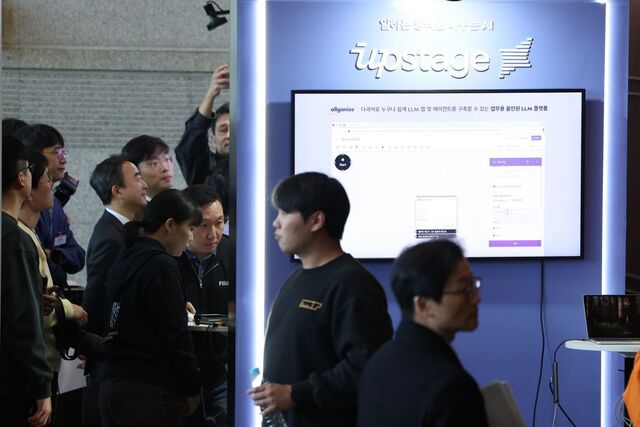 지난달 30일 서울 강남구 코엑스에서 열린 '독자 AI 파운데이션 모델' 프로젝트 1차 발표회에서 참석자들이 업스테이지 부스를 둘러보고 있다.연합뉴스