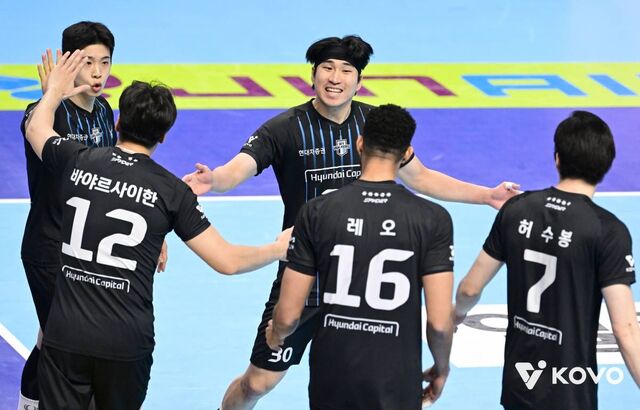 허수봉 ‘선봉’ 현대캐피탈, 1위 대한항공 완파