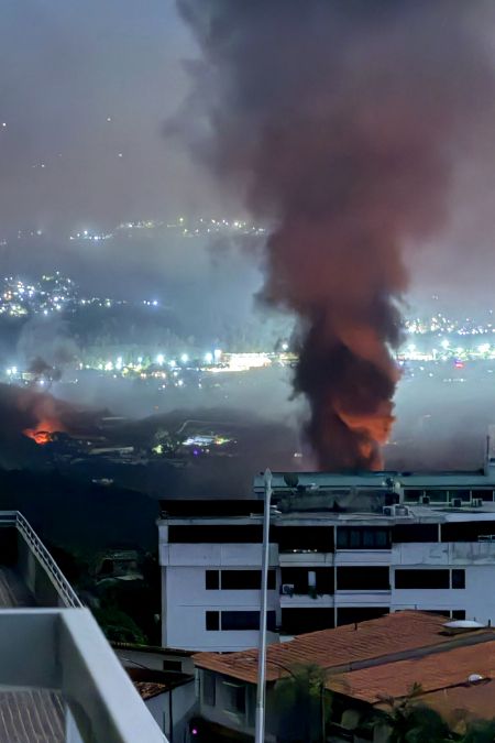 3일 새벽(현지시간) 미군의 공습을 받은 베네수엘라 수도 카라카스 시내에서 폭연이 치솟고 있다.AFP연합뉴스