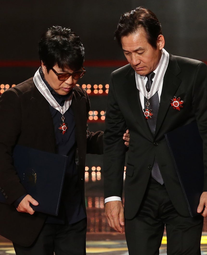 2013년 11월 18일 서울 송파구 방이동에서 열린 '2013 대한민국 대중문화예술상' 시상식에서 은관 문화훈장을 수상한 배우 안성기(오른쪽)와 가수 조용필. 연합뉴스