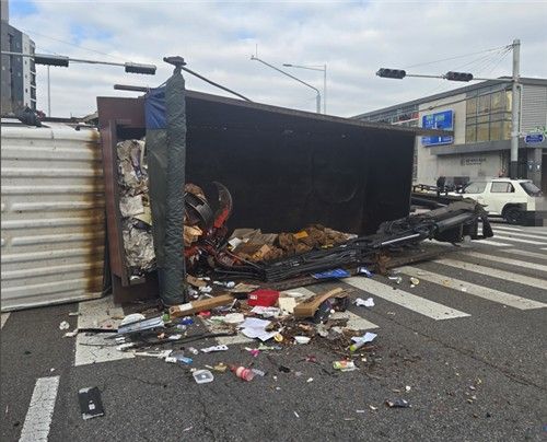 서울 양천구 신목동역 근처에서 쓰레기 수거 트럭이 시내버스와 충돌하며 전도돼 있다.서울 양천소방서 제공.