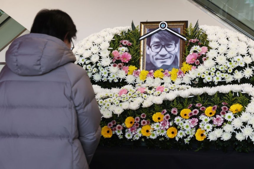 6일 서울 중구 충무로 서울영화센터에 마련된 배우 고 안성기 추모공간을 찾은 시민이 헌화,<a href=