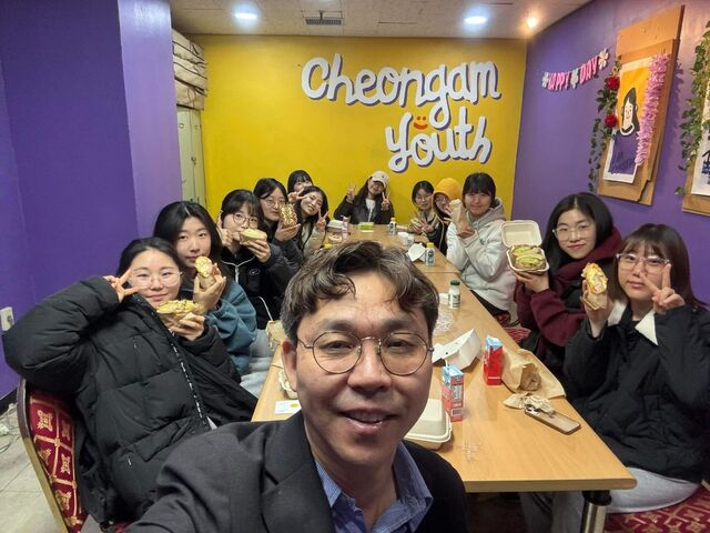 서울 청암교회 학사관 입주 학생들이 지난해 온가족 새벽기도 후 이정현(가운데) 청암교회 목사와 식사하는 모습.서울 청암교회 제공