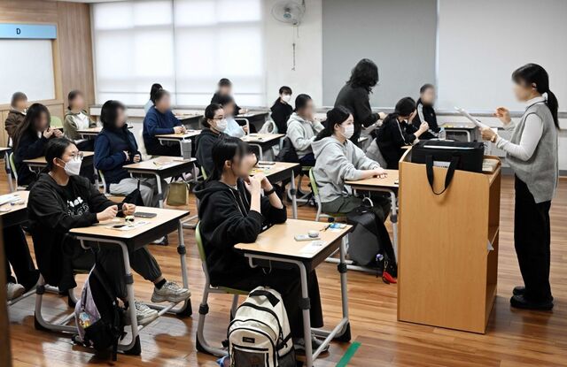 수험생들이 지난해 11월 13일 부산 연제구 연제고등학교에서 2026학년도 대학수학능력시험을 치를 준비를 하고 있다.2026학년도 수능은 영어 문제가 지나치게 어렵게 나오는 등‘난이도 참사’라는 비판을 받았다.
