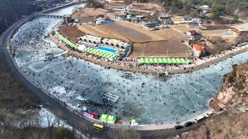안동 암산얼음축제는 매년 약 30만명의 관광객이 찾는 영남지역 대표적인 겨울 축제다. 사진은 지난 축제 모습. 안동시 제공