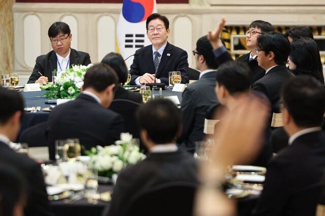 李, 순방 중 깜짝 기자회견… “왜 항소 포기 비난하나” 항변도