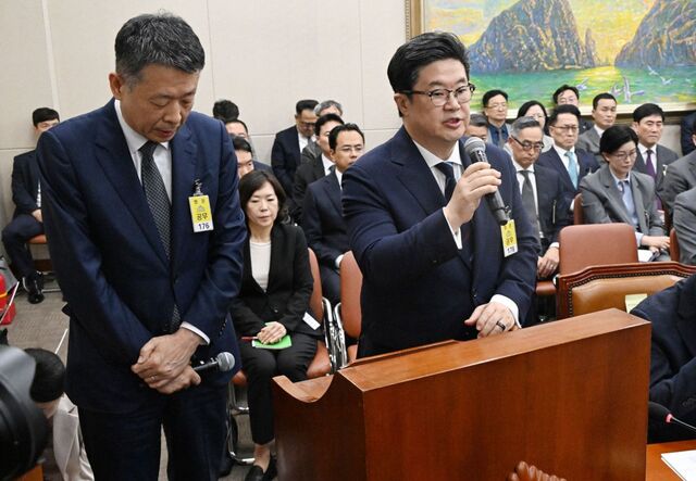 김병주(오른쪽) MBK파트너스 회장이 지난해 10월 14일 서울 여의도 국회에서 열린 정무위원회 국정감사에서 의원 질의에 답하고 있다.왼쪽은 김광일 MBK 부회장 겸 홈플러스 공동대표.이병주 기자