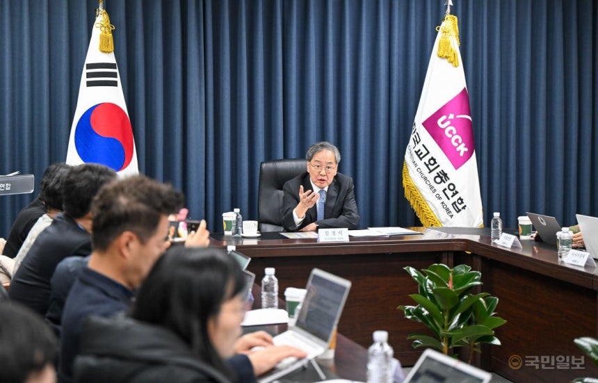 김정석(가운데) 한교총 대표회장이 8일 서울 종로구 한교총 회의실에서 올해 추진하는 사업계획에 관해 설명하고 있다.신석현 포토그래퍼