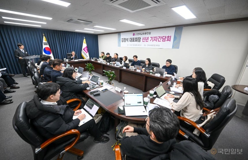 김 대표회장이 기자들의 질문에 답하고 있다.아래 사진은 기자간담회 모습.신석현 포토그래퍼 