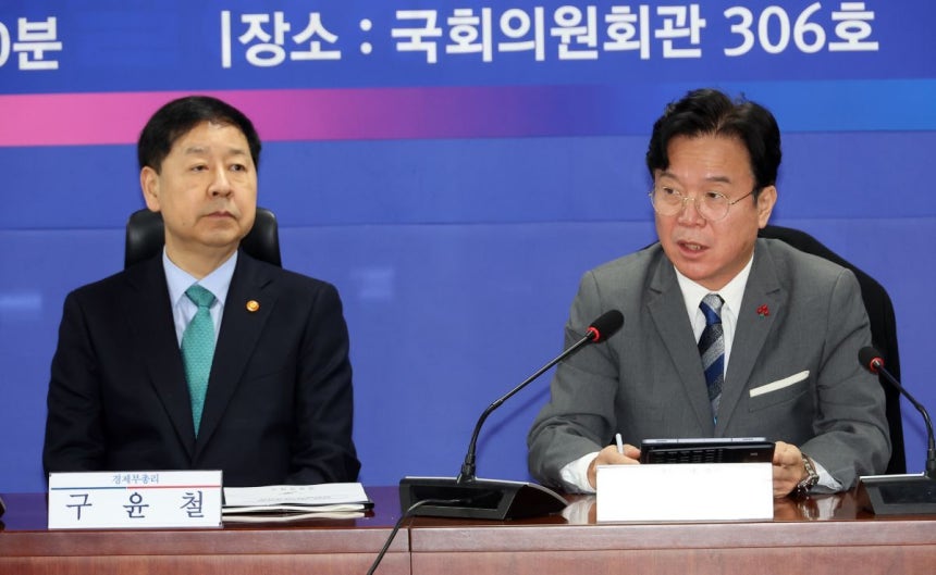  김영훈 고용노동부 장관이 7일 서울 여의도 국회 의원회관에서 열린 2026년 경제성장전략 당정 협의에서 발언하고 있다.왼쪽은 구윤철 부총리 겸 재정경제부 장관.연합뉴스