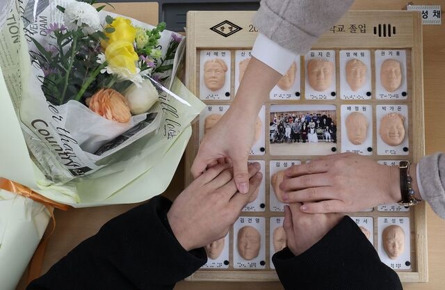 [포토] 손끝으로 보는 졸업앨범