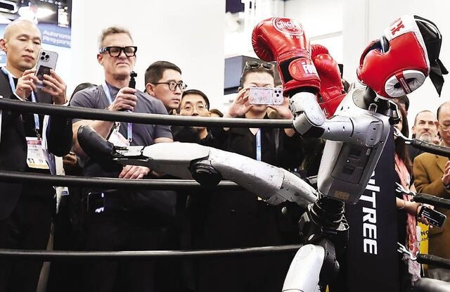 백덤블링·이단옆차기하고 계단 오르며 청소… ‘중국의 로봇 굴기’