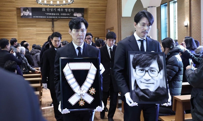 국민배우 안성기 영면… 남긴 말은 “세상에 필요한 건 착한 사람”