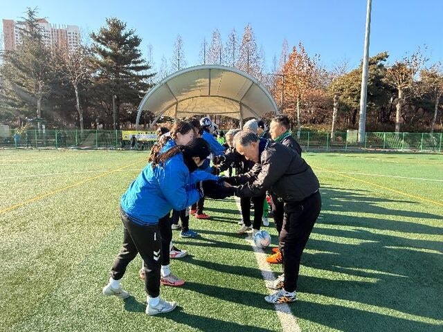 [오늘의 포토 픽] 나이야 가라… 축구선교 ‘골인’