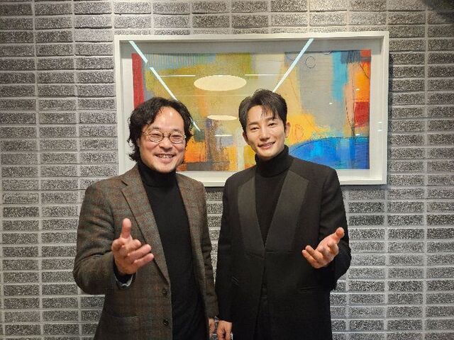 영화 ‘신의 악단’을 연출한 김형협(왼쪽) 감독과 주인공 역을 맡은 박시후 배우가 최근 서울 종로구의 한 스튜디오에서 개봉 소감을 밝히며 환하게 웃고 있다. 스튜디오타겟 제공