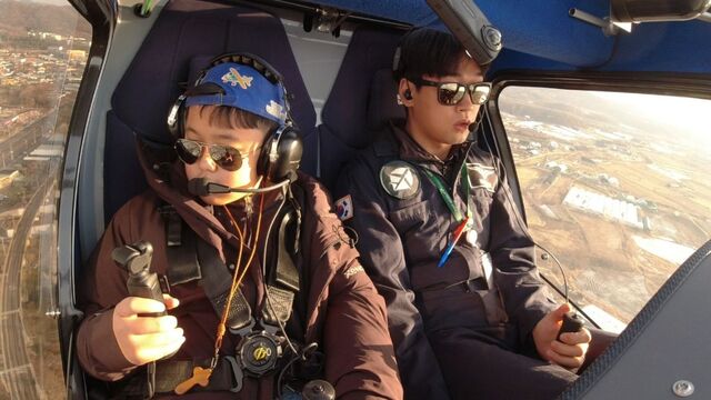자폐성 발달장애가 있는 김도훈(왼쪽)군이 지난달 9일 토프모빌리티의 아시아 최초 상용화 전기비행기에 탑승해 조종사 김해민씨의 안내를 받으며 경기도 고양시 상공을 비행하고 있다. 아