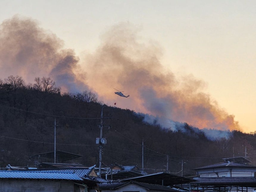 산림 당국은 11일 오전 7시 40분쯤부터 헬기 10여대를 순차로 투입해 의성 산불 완전 진화에 나서고 있다.경북소방본부 제공