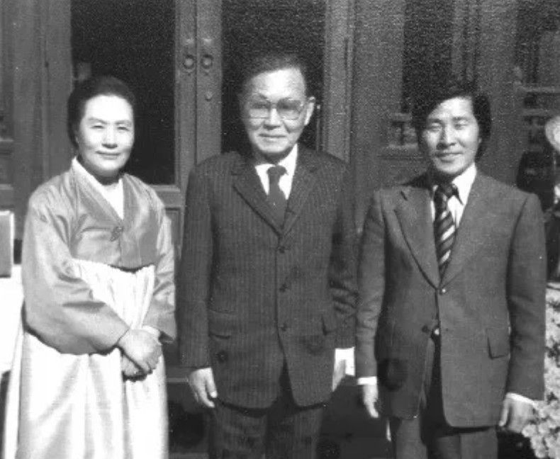 안재웅(오른쪽) 목사가 윤보선 전 대통령과 한국기독학생총연맹 이사장 공덕귀 여사 내외와 함께 기념촬영하고 있다.국민일보DB