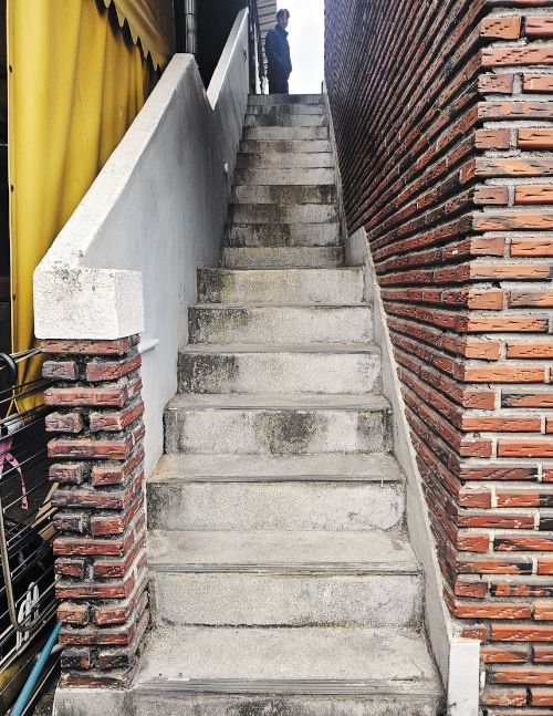 윤 할머니가 사는 2층 집으로 들어가기 위해 올라야 하는 18개 계단.