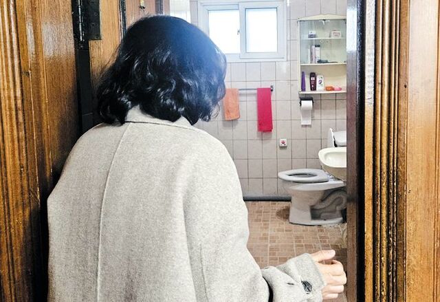 진 주무관이 윤 할머니 자택 화장실 변기에 안전 손잡이가 설치돼 있는지 점검하고 있다.