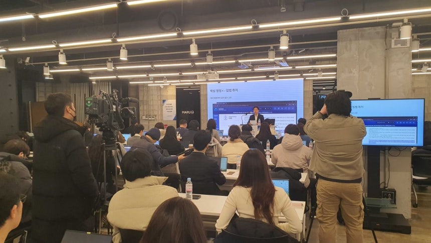 허세영 루센트블록 대표가 12일 서울 강남구 한 빌딩에서 기자간담회를 진행하고 있다.루센트블록 제공