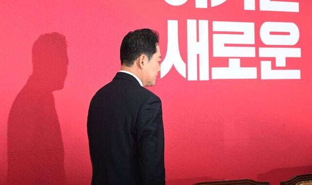 국힘 어설픈 사과로 역효과…  간판 바꿔달면 지지율 오를까